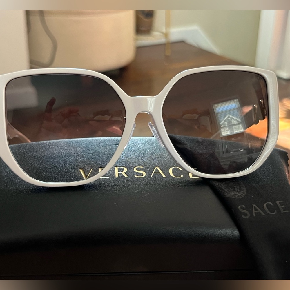 VERSACE - White rounded cat eye acetate and metal Medusa sunglasses!!!